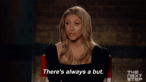 Femme assise sur une chaise avec une expression sérieuse, disant : "Il y a toujours un mais."